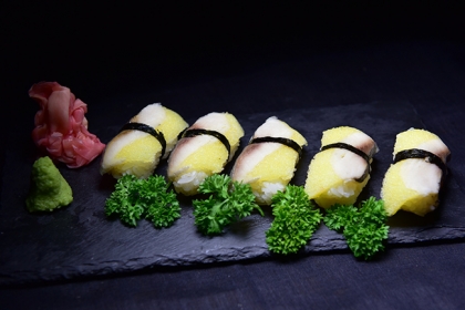 Sushi cá trích ép trứng