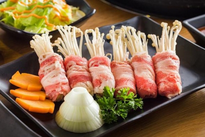 Ba chỉ heo cuốn nấm kim châm Ba chỉ heo cuốn nấm kim châm