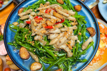 Ốc móng tay xào rau muống Ốc móng tay xào rau muống